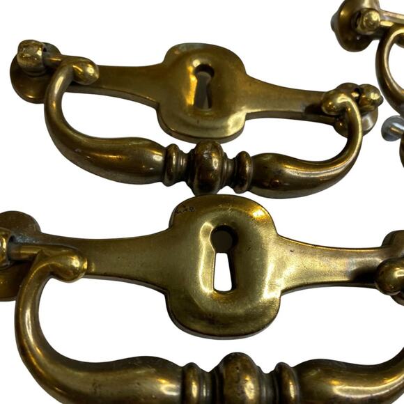 1970s Set of 4 Drawer Pulls 4.25" with 5" Plate Keeler Brass - Picture 6 of 12
